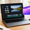 Microsoft Clipchampの必要性を検討するための動画編集環境イメージ。ノートパソコンで動画編集を行う作業スペースとカメラが配置されたデスク。
