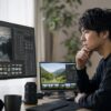 複雑な写真編集画面を見ながらSILKYPIXの使いにくさと代替ソフトを検討する日本人男性