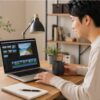 Movavi Video Editorのような初心者向けソフトで旅行動画を編集する日本人男性
