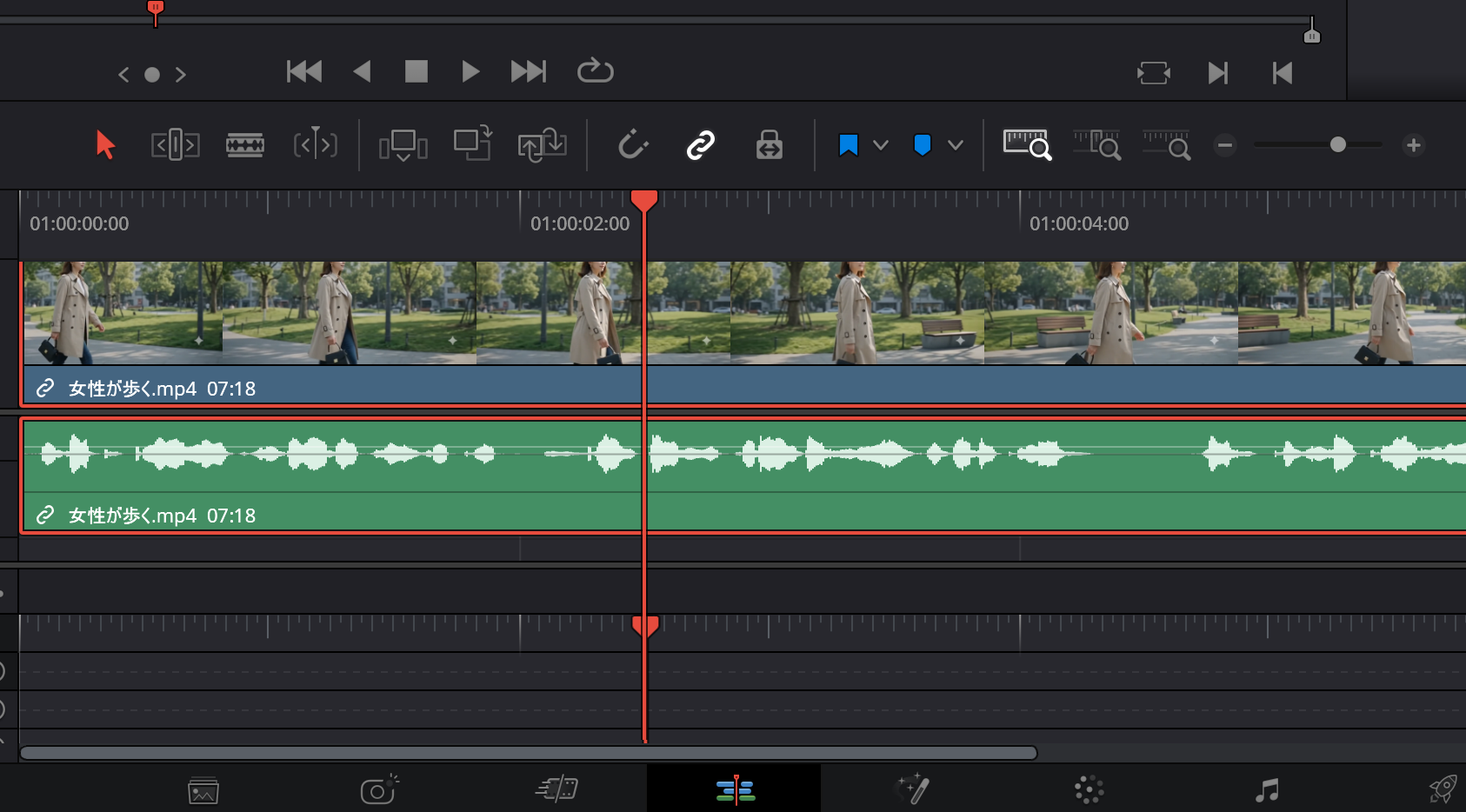DaVinci Resolveで音声波形の切れ目を確認しながら、カット位置を細かく調整している編集画面