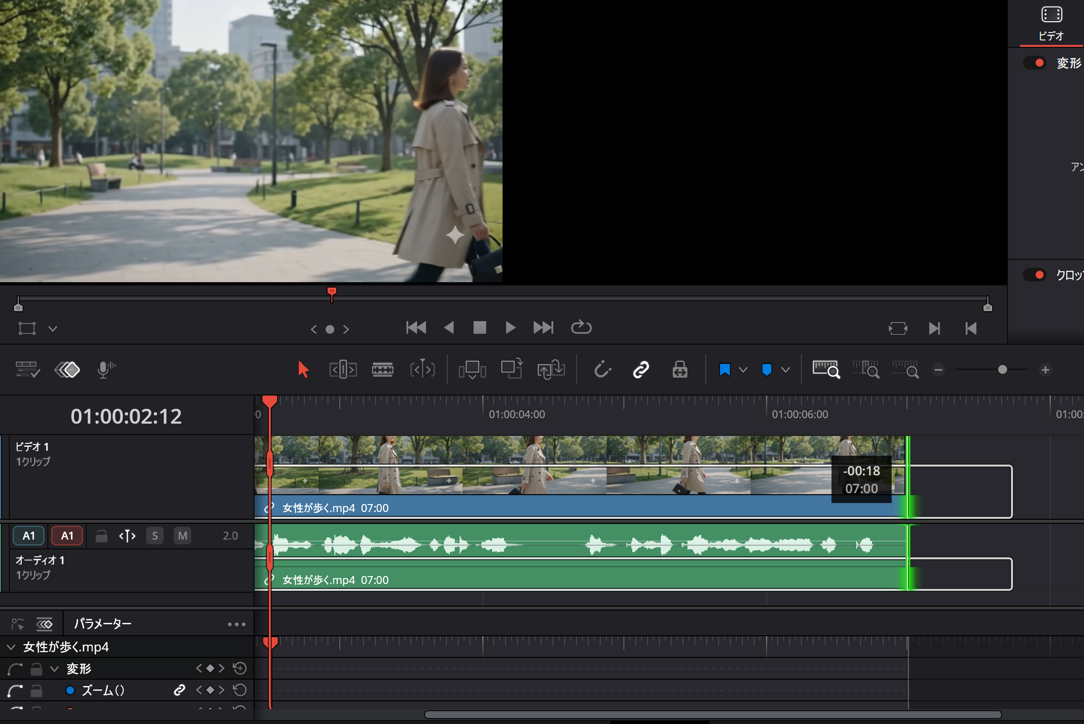 DaVinci Resolveのタイムラインで動画クリップの末尾をドラッグし、不要部分をトリミングしてカットしている画面