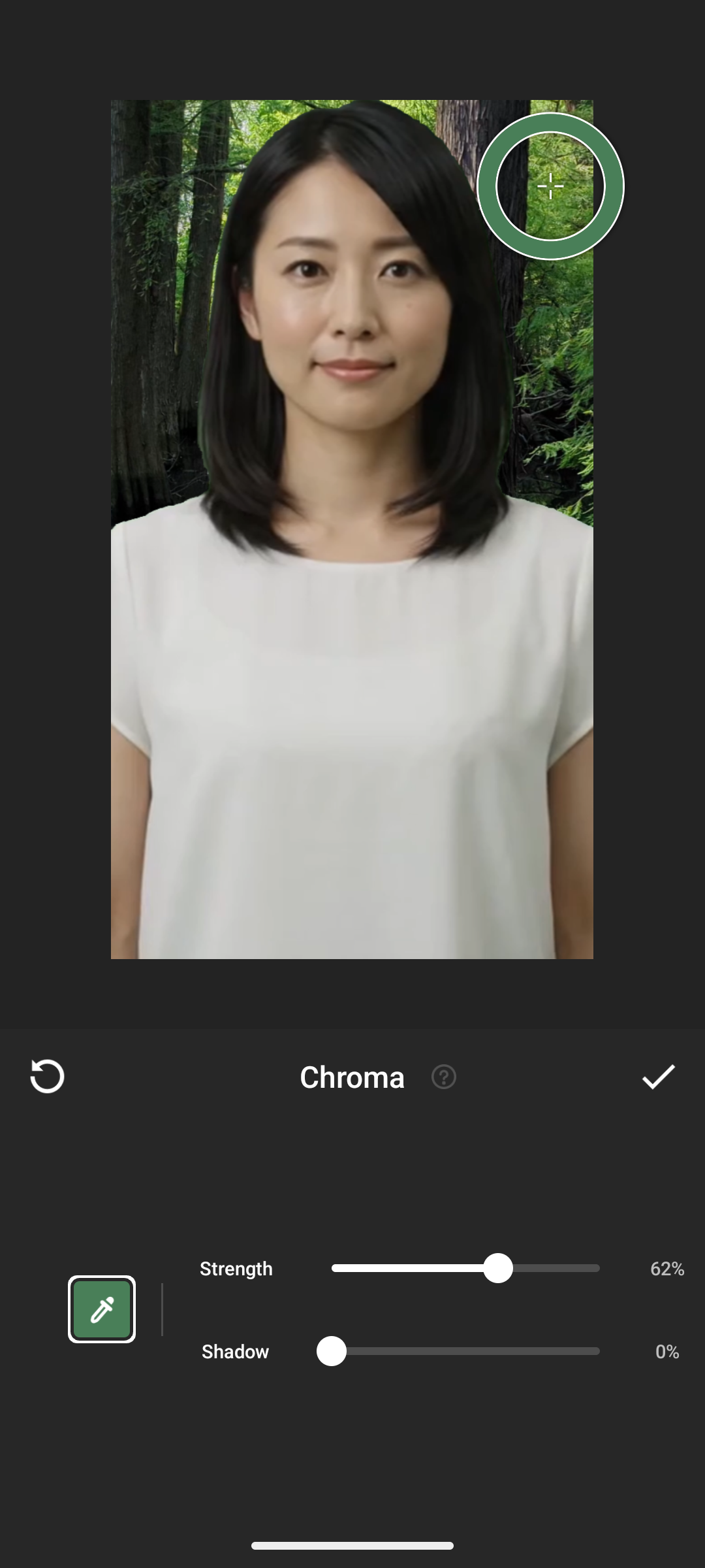 InShotのクロマキーでグリーンバックを消して森林映像へ合成しStrengthとShadowを調整する画面