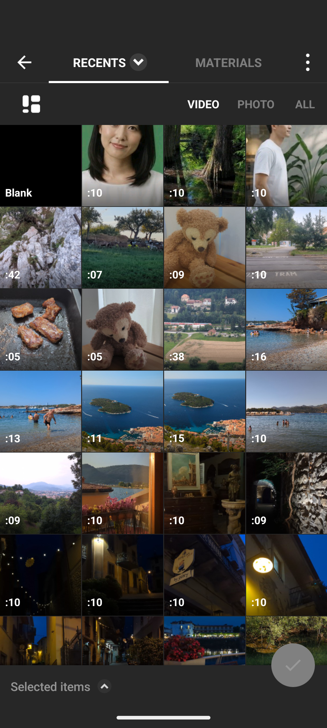 InShotで動画編集に使用する素材をスマートフォンから選択する画面