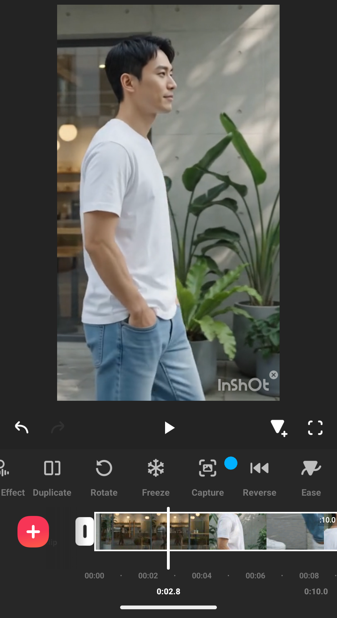 InShotの動画編集メニューに表示されるReverseボタン。動画を逆再生するための機能
