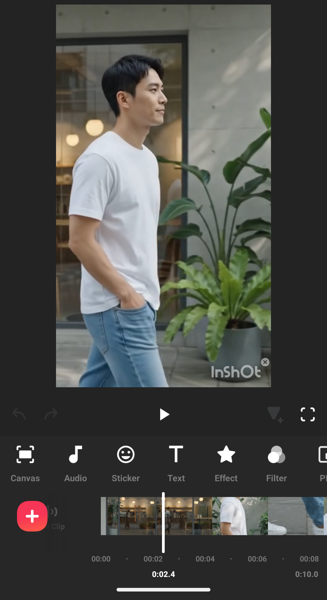 InShotの動画編集画面でプレビュー、タイムライン、編集ツールを確認できる例